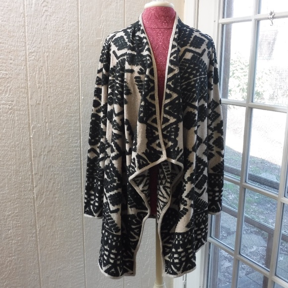 *Lucky Brand Black Geometric on Shiny Beige Top* - Picture 4 of 8